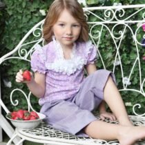 Блузка трикотажная с цветами и прошвой