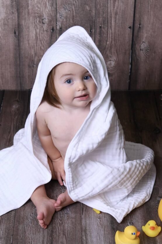 Белое полотенце с капюшоном