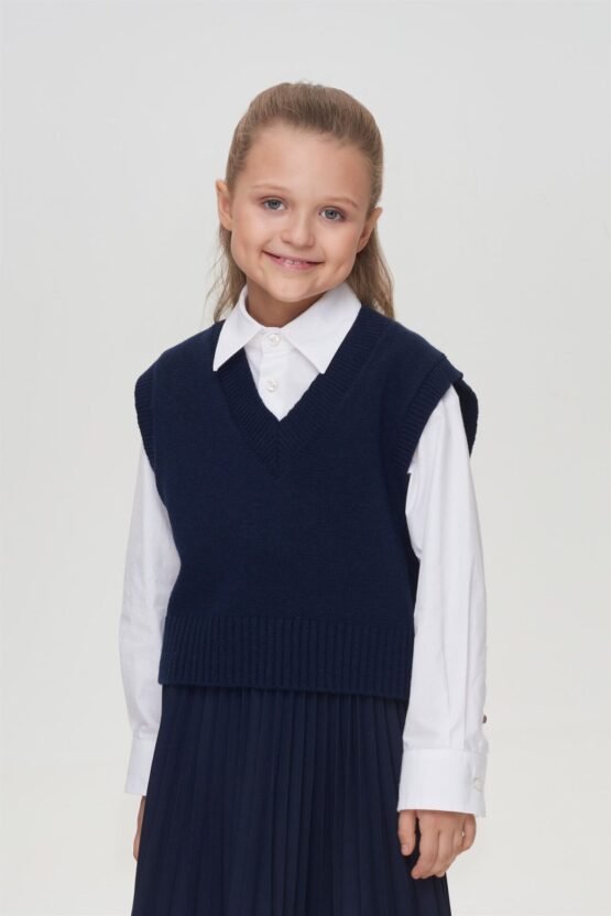 Жилет вязаный синий