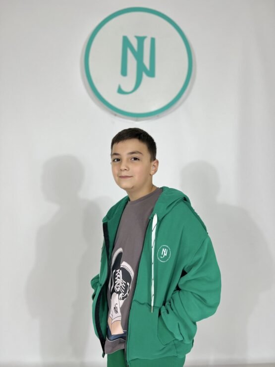 Зеленый куртка с капюшоном