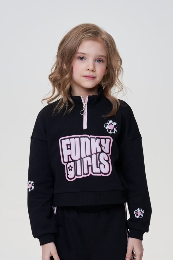 Սև բլուզ դեկորով